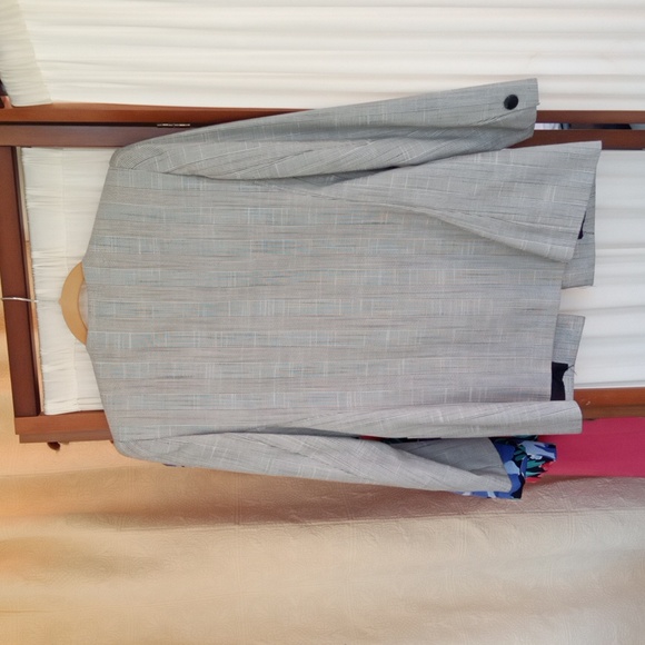 PRICE DROP.  2 piece Blazer/Straight Skirt. Size 5/6. Grey/white plaid - Picture 3 of 9